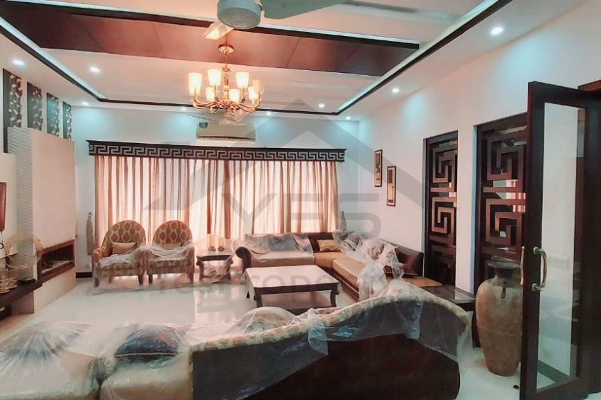 1Kanal well designed luxury house is available for rent