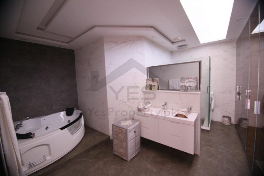 1Kanal well designed luxury house is available for rent