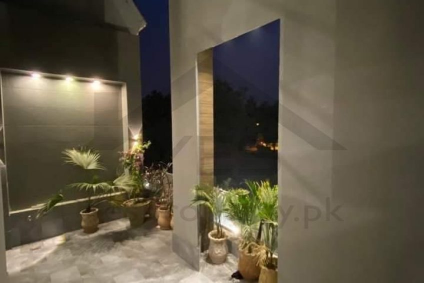 10 Marla New House Is Available For Sale in Bahria Town Lahore