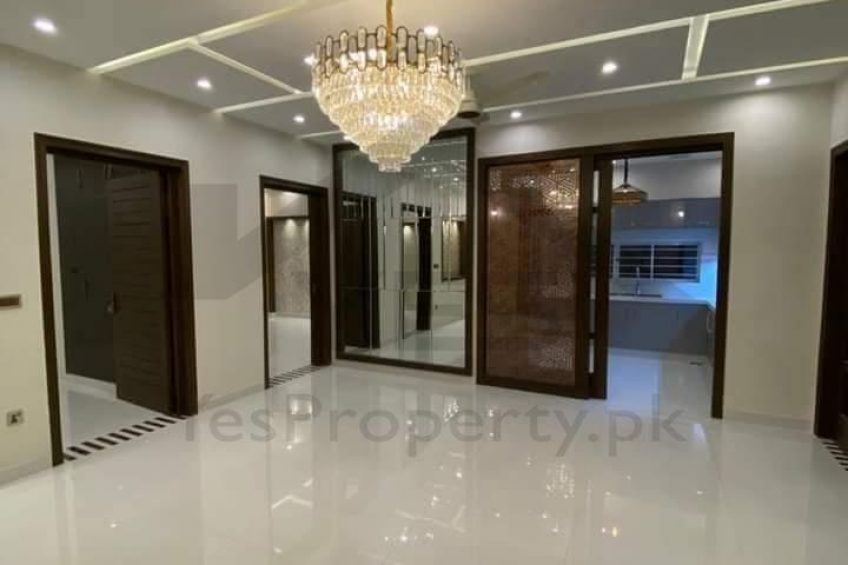 10 Marla New House Is Available For Sale in Bahria Town Lahore