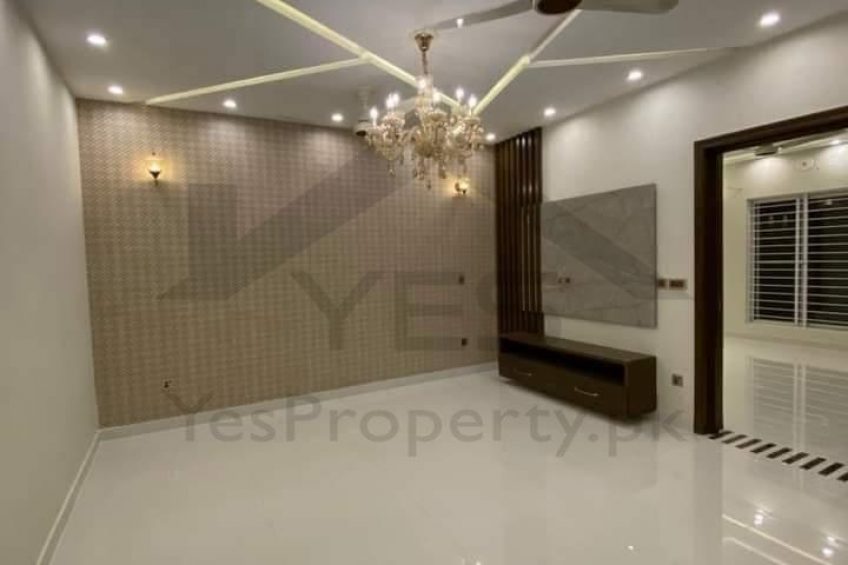 10 Marla New House Is Available For Sale in Bahria Town Lahore