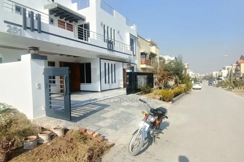 12 Marla Spacious House For Sale in Media Town Lahore