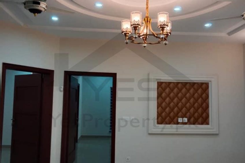 10 Marla House At Ideal Location For Sale in Bahria Town Lahore