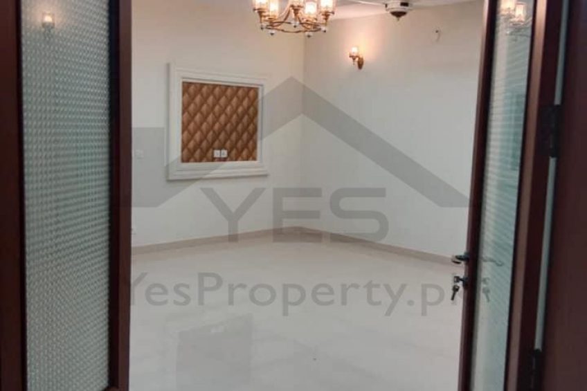 10 Marla House At Ideal Location For Sale in Bahria Town Lahore