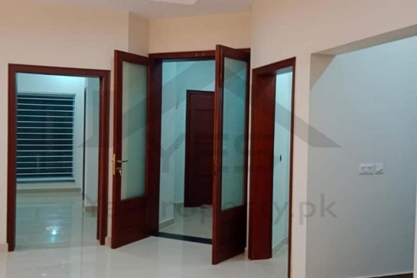 10 Marla House At Ideal Location For Sale in Bahria Town Lahore