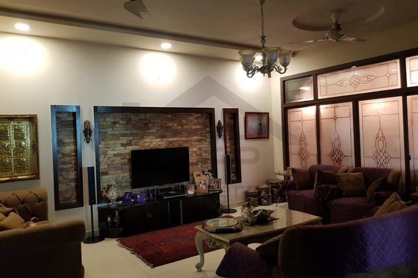 10 Marla Gorgeous House For Sale in Bahria Town Lahore