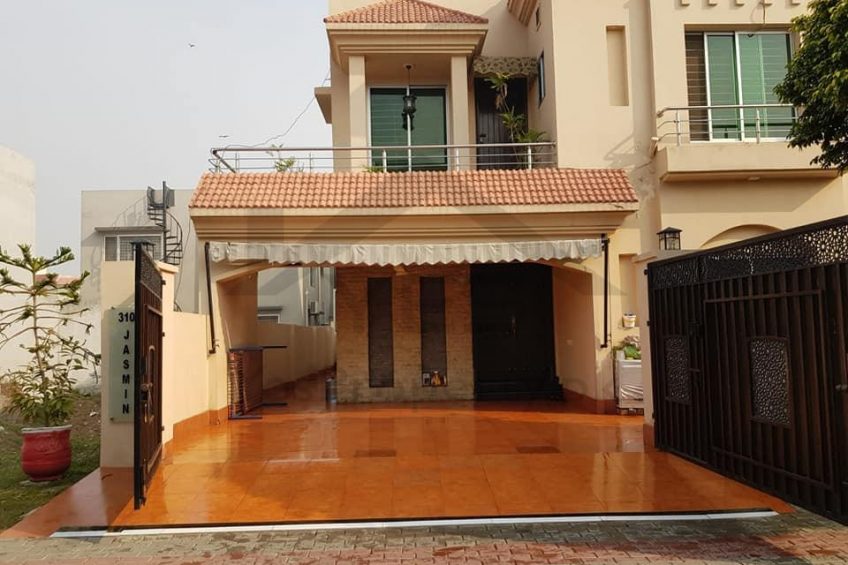 10 Marla Gorgeous House For Sale in Bahria Town Lahore