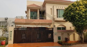 10 Marla Gorgeous House For Sale in Bahria Town Lahore