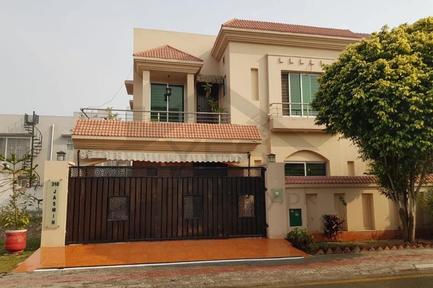 10 Marla Gorgeous House For Sale in Bahria Town Lahore