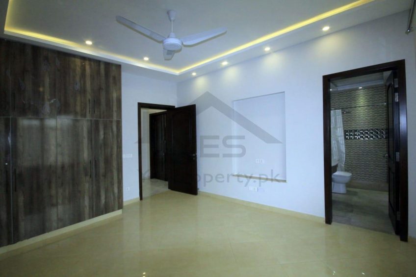 1 kanal Brand New house DHA phase 6 Upper portion for Rent