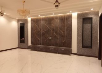 A luxrious 1 Kanal house for Sale in DHA Phase 5