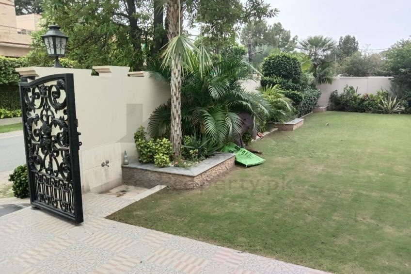 2 kanal luxury banglow available for sale in DHA phase 1