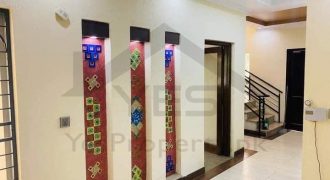 10 Marla Used House For Sale in Sector B Bahria Town Lahore (Hot Location)