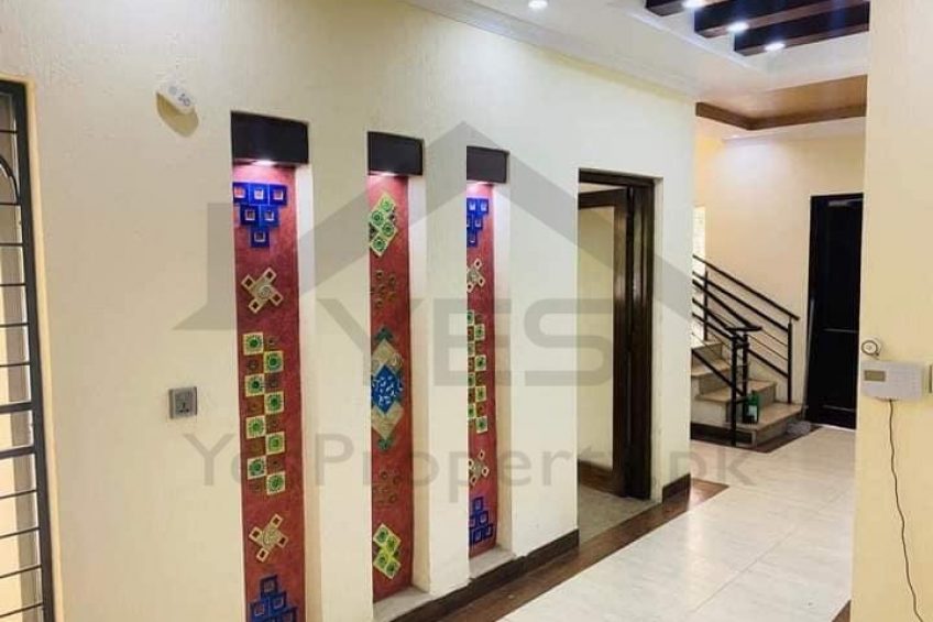 10 Marla Used House For Sale in Sector B Bahria Town Lahore (Hot Location)