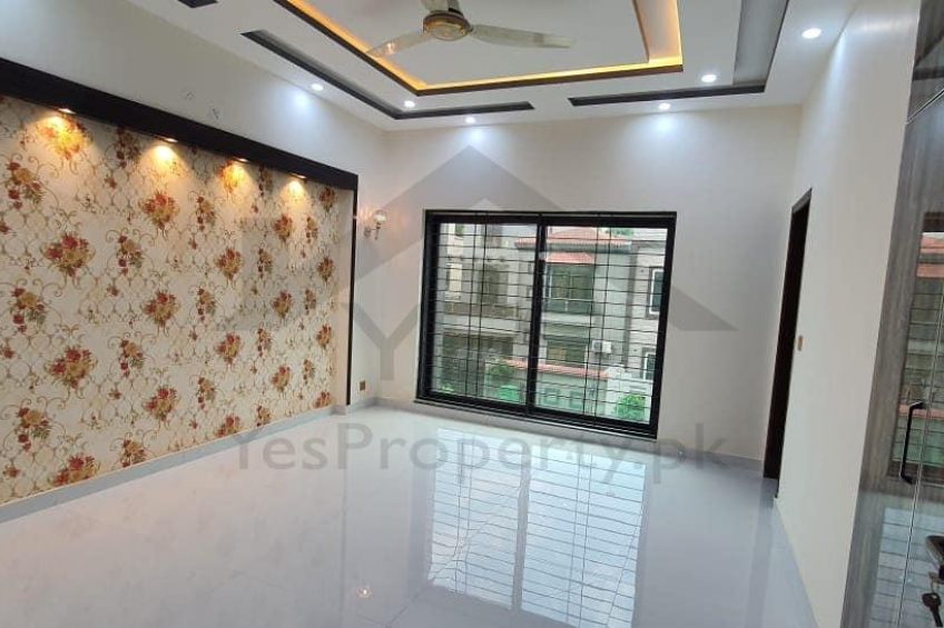 10 Marla House For Sale in Bahria Town Lahore