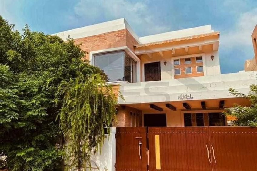 10 Marla Used House For Sale in Sector B Bahria Town Lahore (Hot Location)