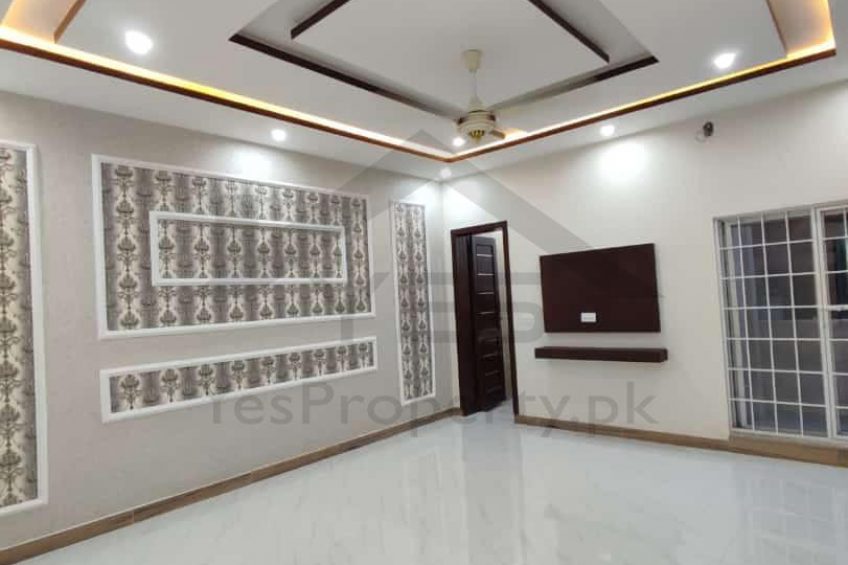 10 Marla brand new beautiful and solid house for Sale in Punjab Socirty Hot location.