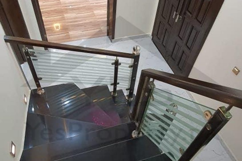 10 Marla House For Sale in Bahria Town Lahore