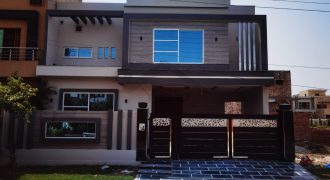 10 MARLA BRAND NEW MODERN HOUSE FOR SALE HOT LOCATION OF Formanite housing society