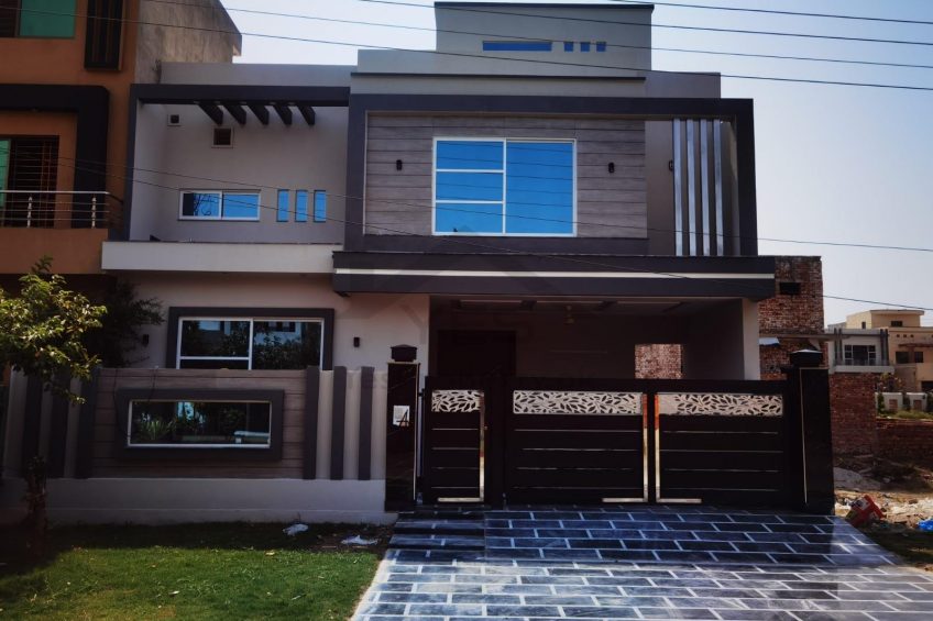 10 MARLA BRAND NEW MODERN HOUSE FOR SALE HOT LOCATION OF Formanite housing society