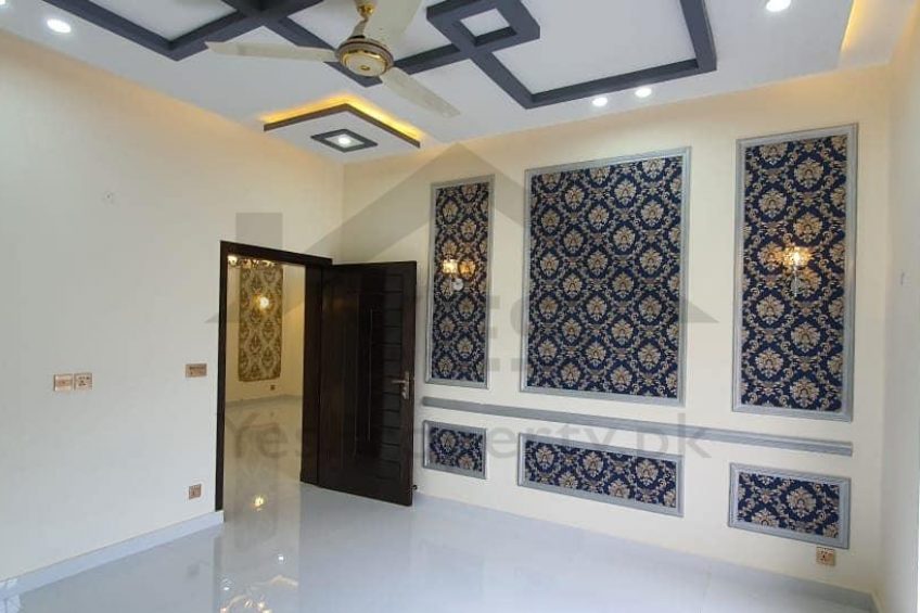 10 Marla House For Sale in Bahria Town Lahore