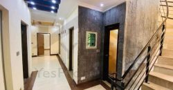 10 Marla Used House For Sale in Sector B Bahria Town Lahore (Hot Location)