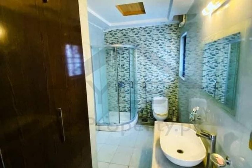 10 Marla Used House For Sale in Sector B Bahria Town Lahore (Hot Location)