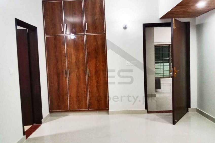 3 beds Apartment Attach Baths For Rent In Askari 10