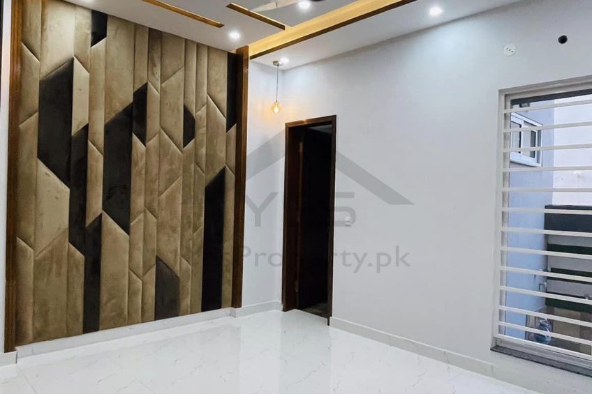 5 Marla Brand New Semi Furnished House 𝐢𝐧 , Bahria Town Lahore 𝐅𝐨𝐫 Sale.