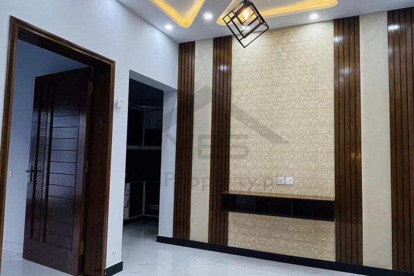 5 Marla Brand New Semi Furnished House 𝐢𝐧 , Bahria Town Lahore 𝐅𝐨𝐫 Sale.