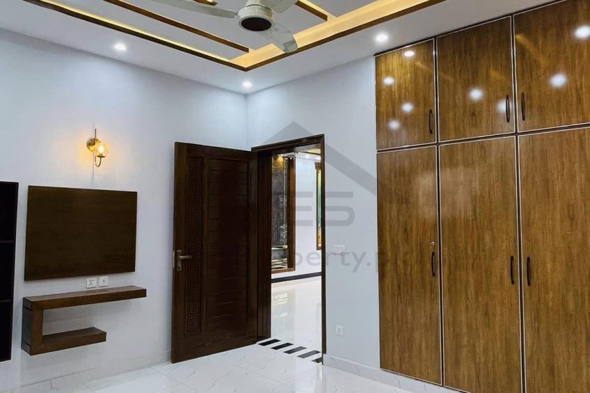 5 Marla Brand New Semi Furnished House 𝐢𝐧 , Bahria Town Lahore 𝐅𝐨𝐫 Sale.