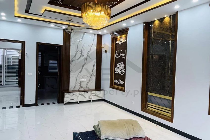 5 Marla Brand New Semi Furnished House 𝐢𝐧 , Bahria Town Lahore 𝐅𝐨𝐫 Sale.