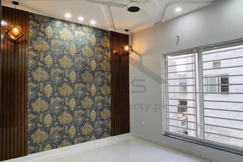 5 Marla Brand New Semi Furnished House 𝐢𝐧 , Bahria Town Lahore 𝐅𝐨𝐫 Sale.