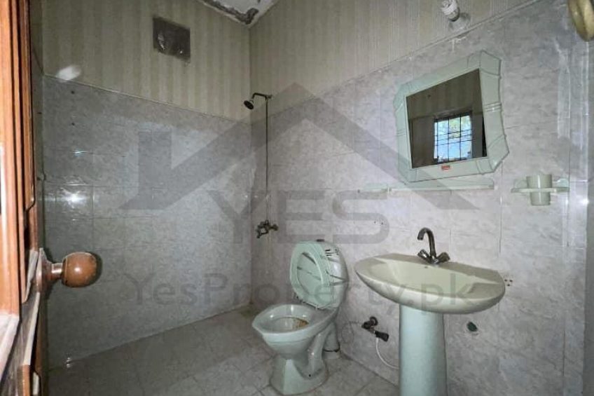 1 kanal single story old constructed house for sale in Doctor society canal road