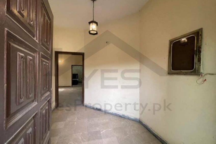 1 kanal single story old constructed house for sale in Doctor society canal road