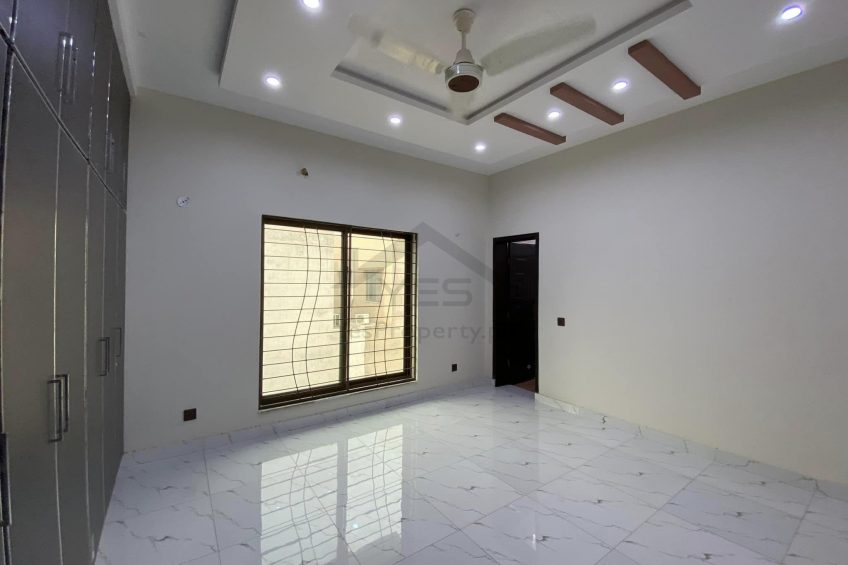 10 Marla House For Sale in Bahria Town Lahore