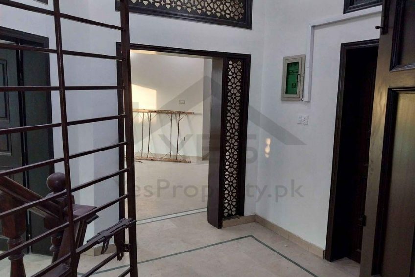 10 marla used double story corner house for urgent sale in Islamabad Pakistan Town Phase 1