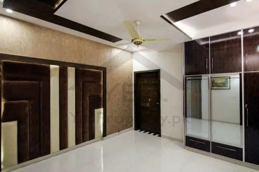 10 Marla House Available For Rent In Ideal Location Of Bahria Town Lahore On Affordable Rent