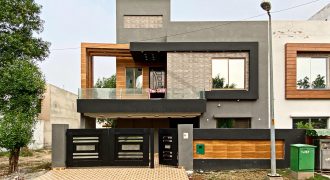 10 Marla House For Sale in Bahria Town Lahore