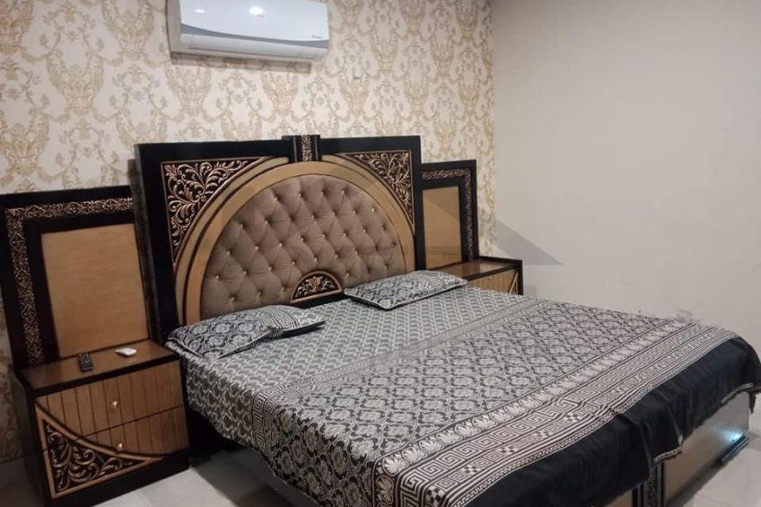 Daily weekly basis furnished available for rent in bahria town Lahore DD Block Sacter D