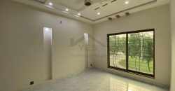 10 Marla House For Sale in Bahria Town Lahore