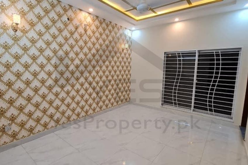 10 marla brand new house Urgent sale in DHA