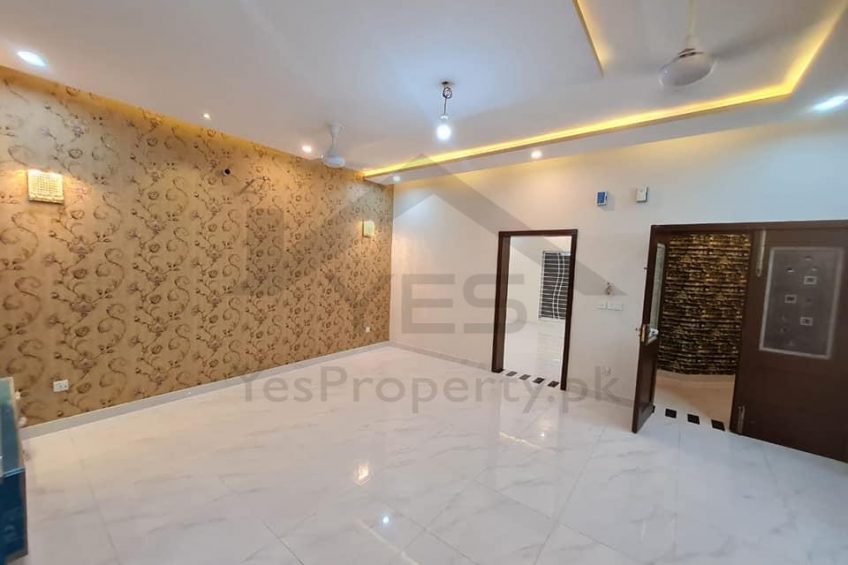 10 marla brand new house Urgent sale in DHA