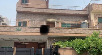 10 marla used house for sale in Central Park Housing Scheme