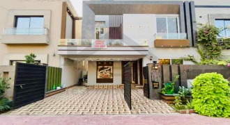 10 Marla Brand New Beautiful House For Sale in Bahria Town Lahore.