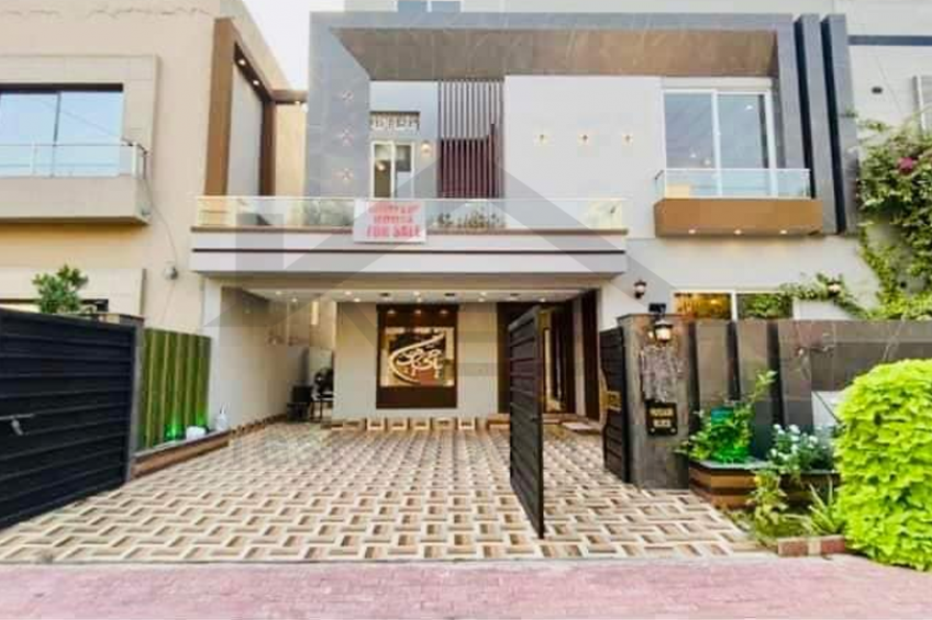 10 Marla Brand New Beautiful House For Sale in Bahria Town Lahore.