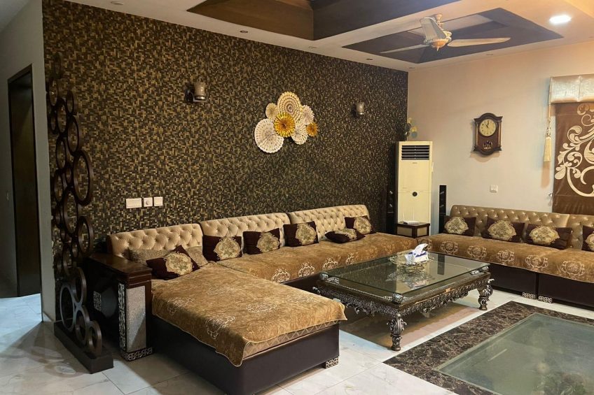 1 KANAL SLIGHLTY LIKE BRAND NEW HOUSE FOR SALE NEAR TALWAR CHOWK ON HOT LOCATION