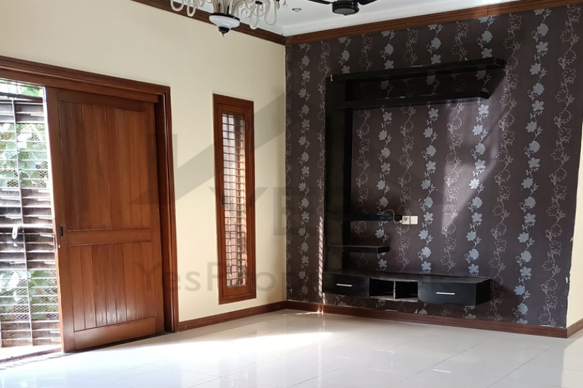 1 Kanal in HOT LOCATION CHEAP PRICE DHA Lahore VERY BEAUTYFUL HOUSE FOR SALE