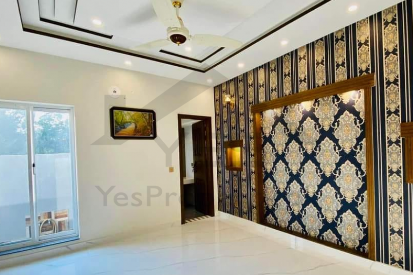 10 Marla Brand New Beautiful House For Sale in Bahria Town Lahore.