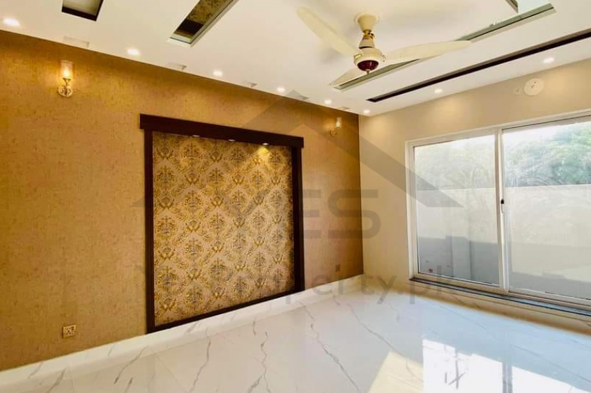 10 Marla Brand New Beautiful House For Sale in Bahria Town Lahore.